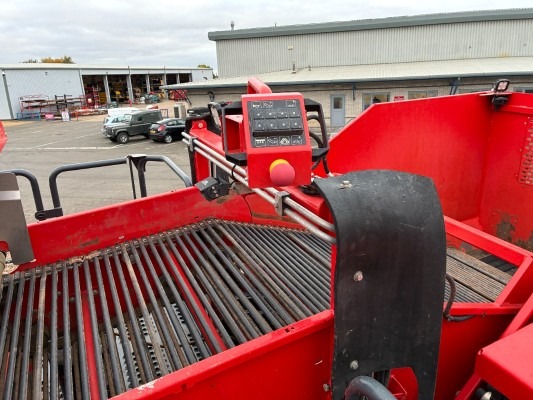 Dewulf / Miedema DeWulf, RA3060, 2 Row, Self-Propelled Potato Harvester - detail